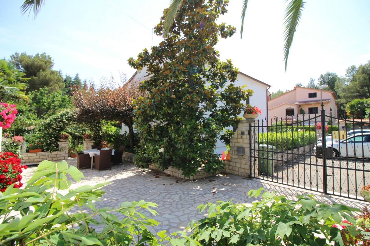 Modern Apartment Sabina With Nice Garden Porec Exterior photo