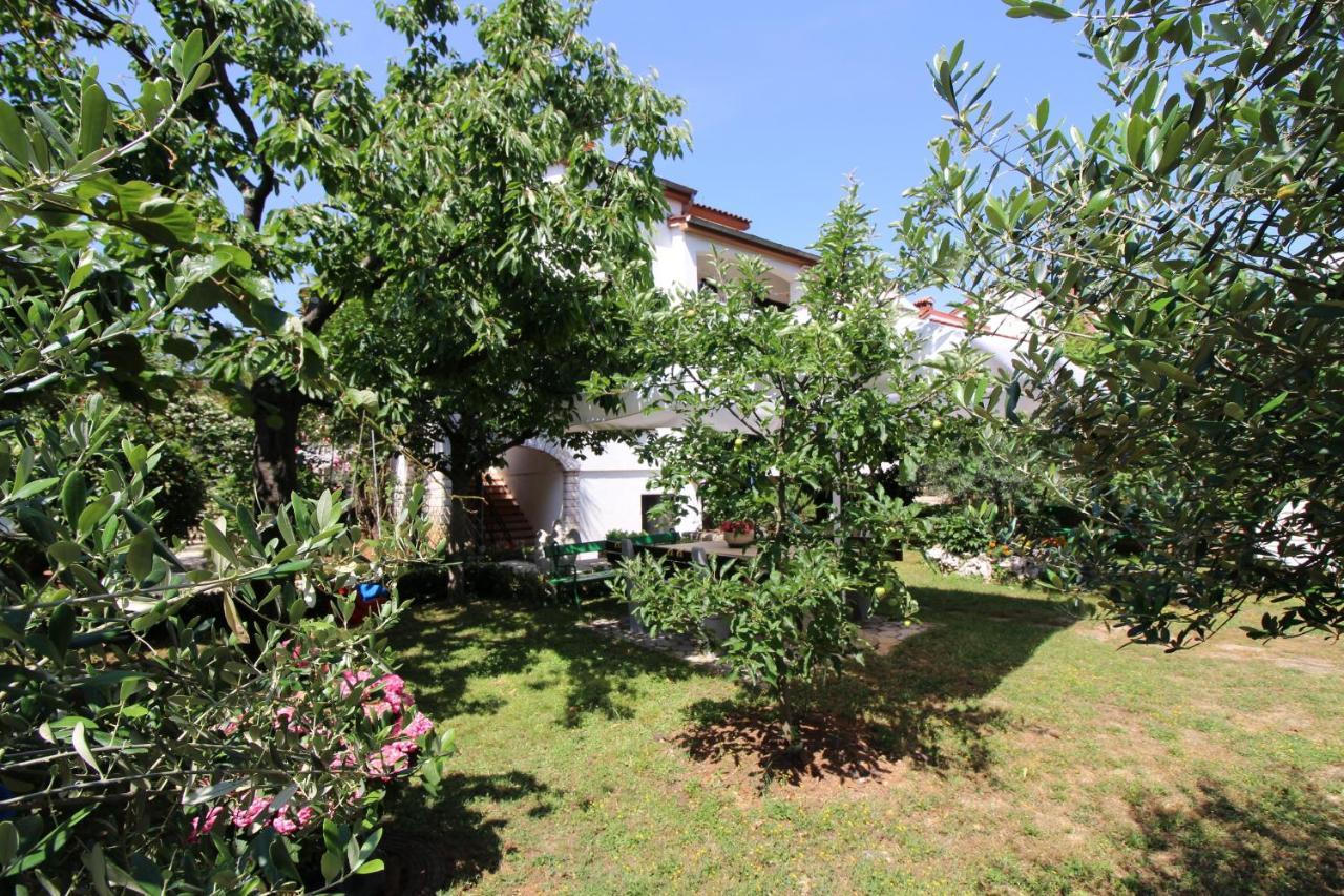 Modern Apartment Sabina With Nice Garden Porec Exterior photo