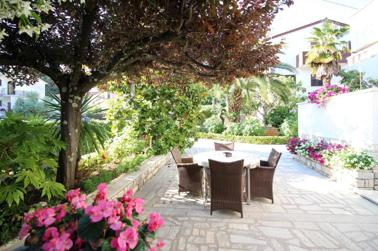 Modern Apartment Sabina With Nice Garden Porec Exterior photo